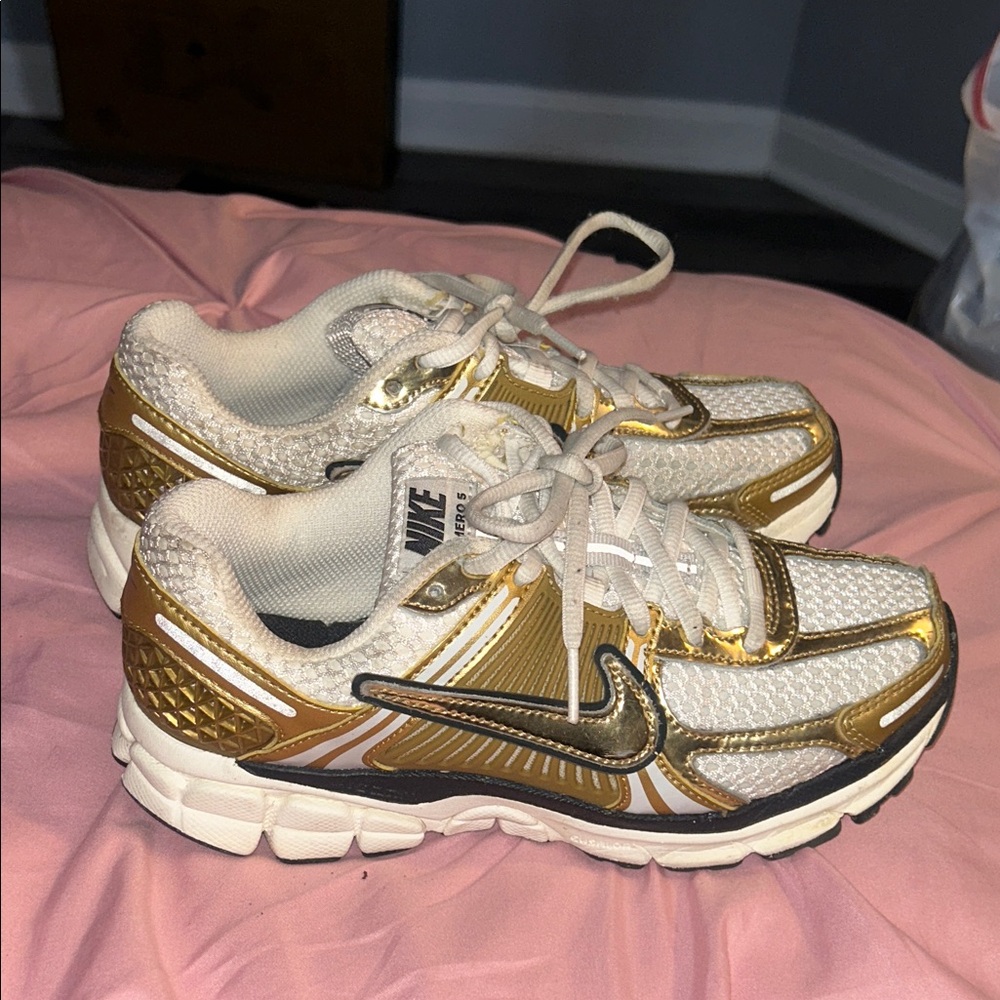 Nike White and Gold Vomero